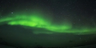 北极光在北极上空。霍恩松德峡湾附近，4K