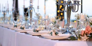 为婚礼或其他宴会准备的餐桌。