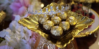 餐桌上摆放着鲜花装饰的巧克力糖果