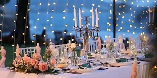 为婚礼或其他宴会准备的餐桌。