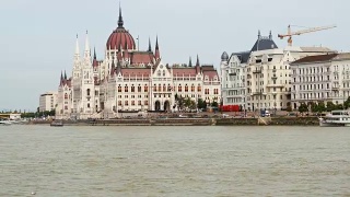 从图尔船眺望布达佩斯佩斯河岸和国会大厦视频素材模板下载