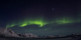 北极光在北极上空。在霍恩松德峡湾附近。