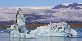 冰岛Jokulsarlon冰川湖上漂浮的大块冰块