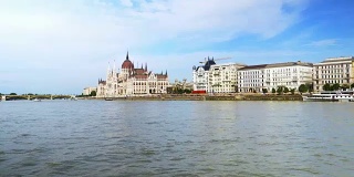 从图尔船眺望布达佩斯佩斯河岸和国会大厦
