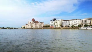 从图尔船眺望布达佩斯佩斯河岸和国会大厦视频素材模板下载