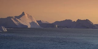 格陵兰岛日落上的北冰洋冰山