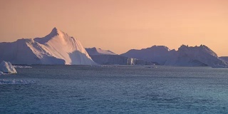 格陵兰岛日落上的北冰洋冰山