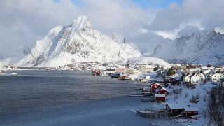 冬季群山背景下的挪威渔村视频素材模板下载