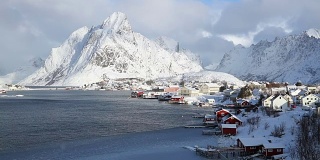 冬季群山背景下的挪威渔村