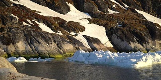 格陵兰岛的北冰洋上的冰山正在融化