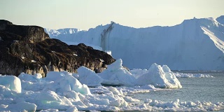 格陵兰岛北冰洋上的巨大冰山