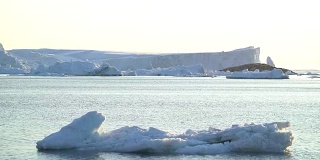 格陵兰岛北冰洋上的巨大冰山