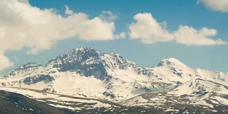 亚美尼亚的风景和山脉。云在亚美尼亚的雪峰上移动。时间流逝