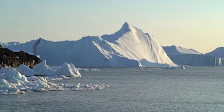 格陵兰岛北冰洋巨大冰山的特写