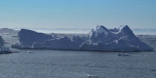 格陵兰岛北冰洋冰山的特写