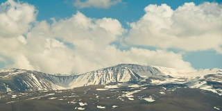 亚美尼亚的风景和山脉。云在亚美尼亚的雪峰上移动。时间流逝