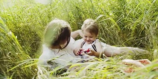 母子在野餐