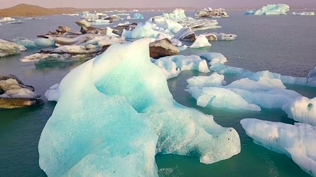冰岛Jokulsarlon冰川泻湖清晨鸟瞰图