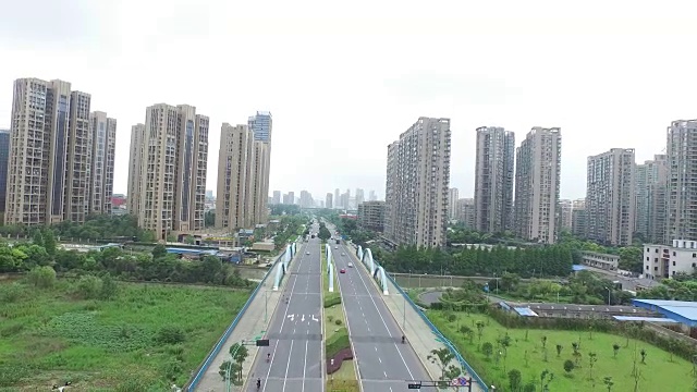 繁忙的道路和现代化的建筑在市中心的现代城市