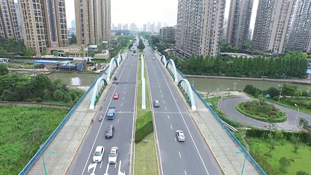 繁忙的道路和现代化的建筑在市中心的现代城市