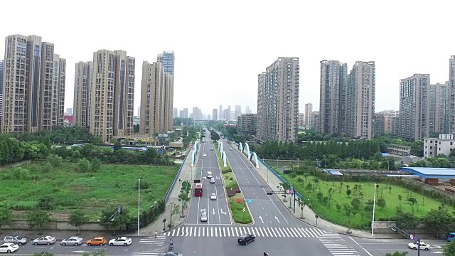 繁忙的道路和现代化的建筑在市中心的现代城市