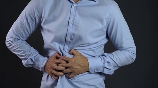 亚洲男人胃痛视频素材模板下载