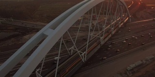 日落时分，在交通繁忙的高速公路上新建的大桥