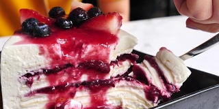 蓝莓芝士蛋糕和切蛋糕