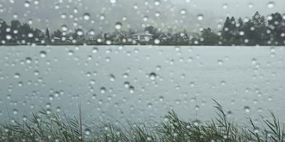 瑞士湖边村庄透过雨滴斑点的窗户