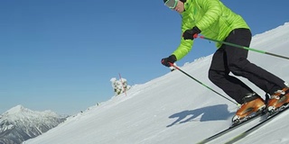 追踪慢动作:年轻的滑雪者在冬天享受着理想的完美天气