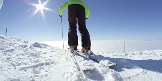 慢速宽:滑雪者从山顶开始起飞，喷雪