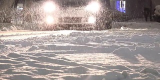 汽车轮胎在冰雪覆盖的冬季夜间行驶