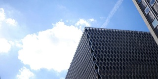 一个抽象的现代企业建筑的日间拍摄