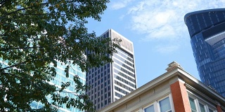 建立白天拍摄的摩天大楼在市中心从地面上看