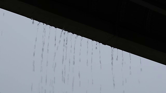 雨水滴落在天沟屋顶房屋，雨天天气景象