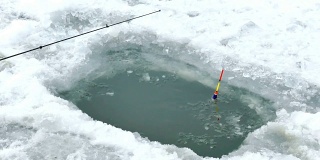 在冰冻的河上钓鱼