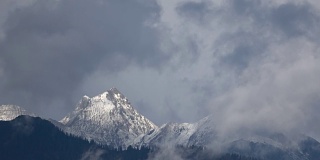 雪山全景在Allgäu，云景，云形成，Zeitraffer，时间的延时，Nesselwang, Alpen, Allgäuer Alpen，拜仁，4K