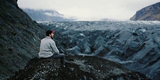 人看Skaftafellsjökul冰川在山上