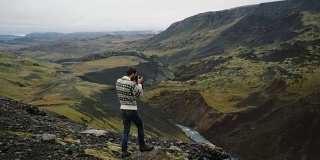 一名男子在山区拍摄海佛斯瀑布峡谷