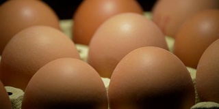 棕色的鸡蛋在黑色的背景中旋转