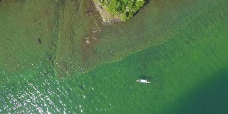 空中的独木舟划桨在清澈的4K湖