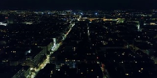 夜间，一架无人机在保加利亚首都索非亚上空飞过