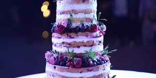带草莓的大结婚蛋糕