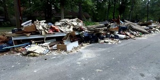休斯顿房屋外的垃圾和碎片