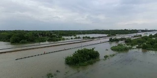 德克萨斯州休斯顿附近，汽车穿过被洪水淹没的i45公路