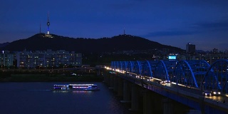 汉城东峰桥和汉江上的首尔城市天际线