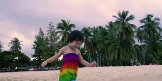 在海滩上跑步的女孩，玩得很开心