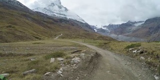 骑山地自行车的人沿着远处标志性的山下山