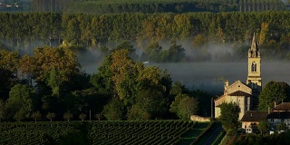 法国西南部葡萄园的雾霾景观，苏特恩，Timelpase