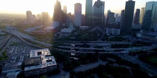 休斯顿，德克萨斯州无人机在日出轮廓天际线与金色旭日升起在背景